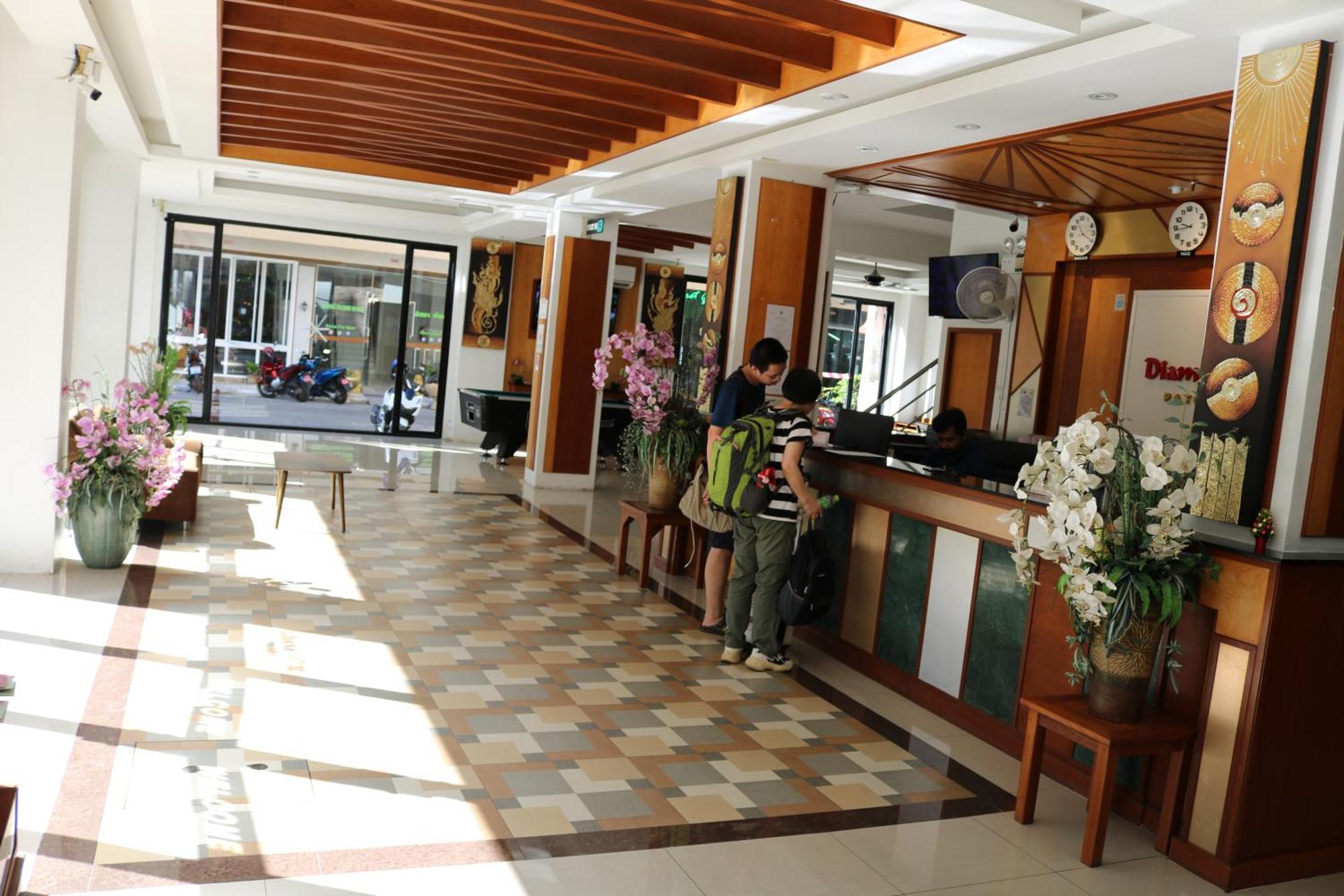 Diamond Crown Hotel Patong Buitenkant foto