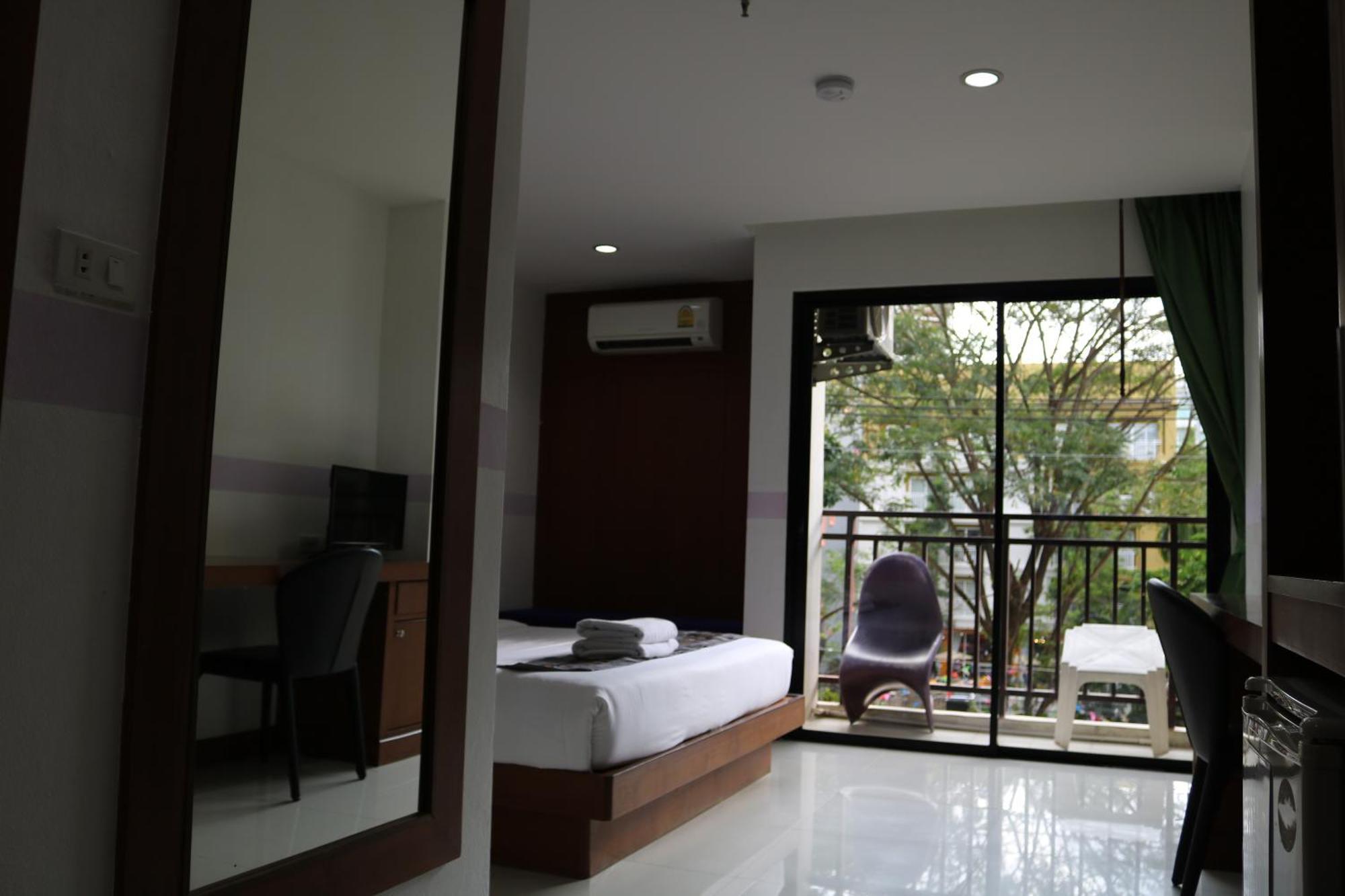 Diamond Crown Hotel Patong Buitenkant foto